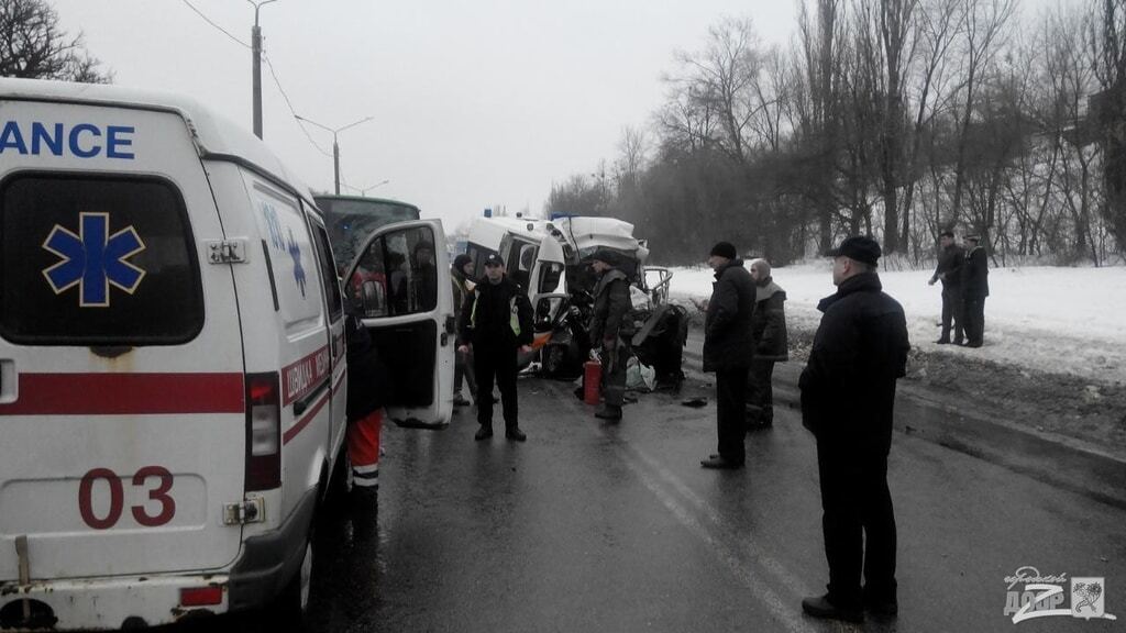 У Харкові швидка протаранила маршрутку, є жертви: фото і відео з місця трагедії