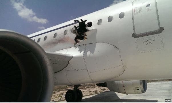 ЗМІ: в Сомалі через вибух екстрено сів літак. Опубліковані фото
