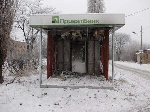 А гроші звідки брати будуть? Терористи знівечили банкомат в Макіївці. Фотофакт