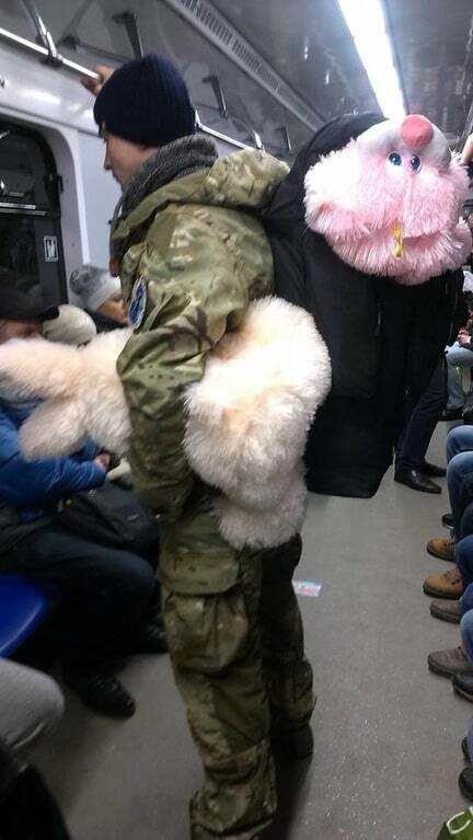 Пассажиров киевского метро порадовал боец АТО с огромными детскими игрушками