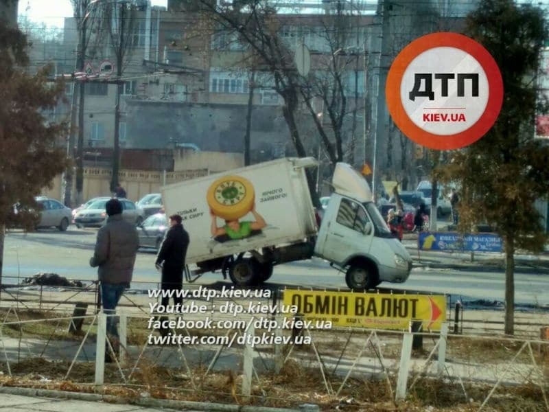 Зламалася повністю: у Києві на ходу розвалилася "ГАЗель"