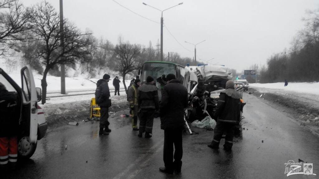 В Харькове скорая протаранила маршрутку, есть жертвы: фото и видео с места трагедии