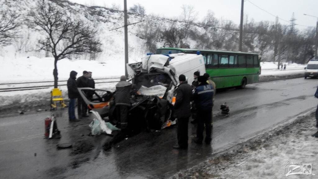 У Харкові швидка протаранила маршрутку, є жертви: фото і відео з місця трагедії