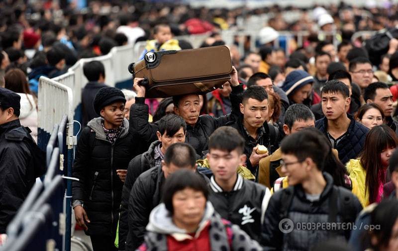 В Китае из-за снегопада 50 тыс. человек застряли на вокзале: фото с места событий