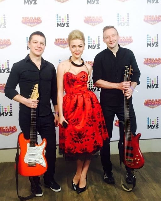 Гросу в ярком красном платье соблазняла московскую публику