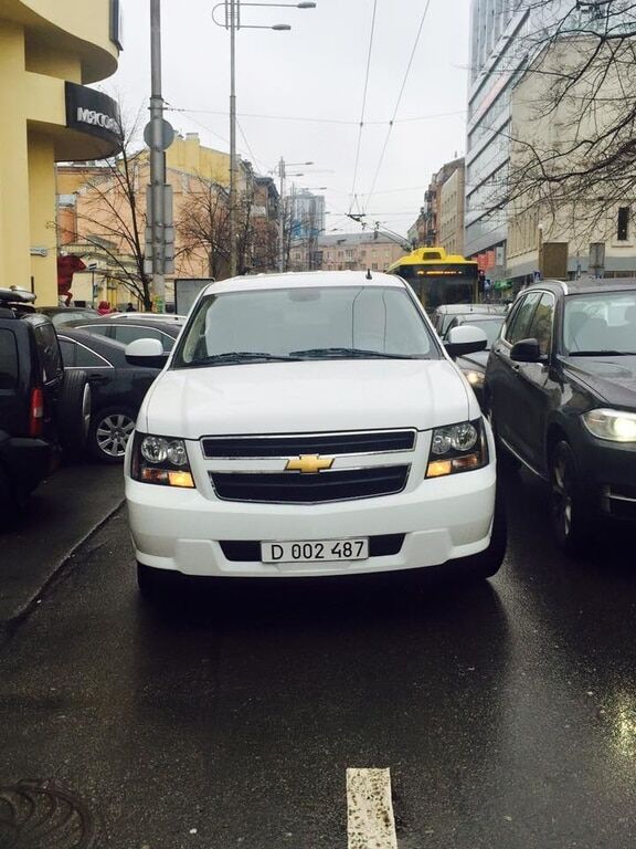 У центрі Києва водій посольства США став героєм парковки: фотофакт