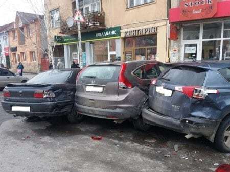"Блатные" на дорогах: в Ужгороде Lexus протаранил 4 машины. Фотофакт