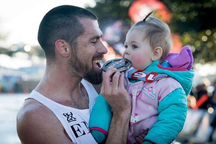 Американец установил мировой рекорд, пробежав полумарафон с дочкой в коляске: фотофакт