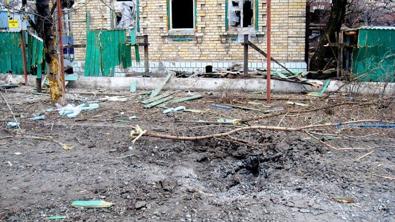 Воронки і вибиті вікна: у мережі виклали фото після обстрілу Донецька