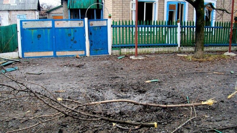 Воронки і вибиті вікна: у мережі виклали фото після обстрілу Донецька