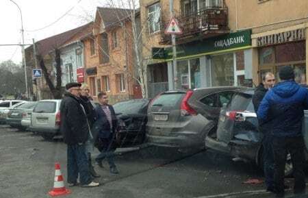 "Блатні" на дорогах: в Ужгороді Lexus протаранив 4 машини. Фотофакт