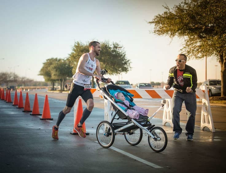 Американець встановив світовий рекорд, пробігши напівмарафон з донькою в колясці: фотофакт