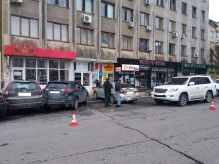 "Блатные" на дорогах: в Ужгороде Lexus протаранил 4 машины. Фотофакт
