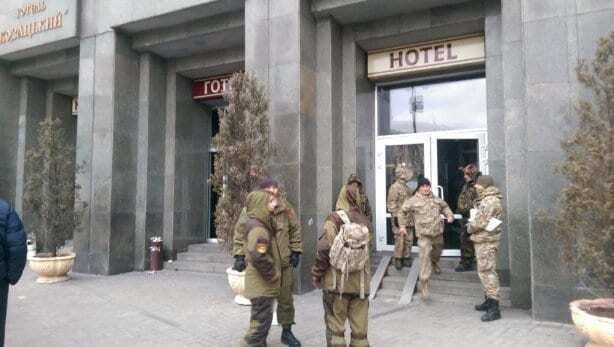 Люди в камуфляже заняли отель "Козацький" на Майдане в Киеве