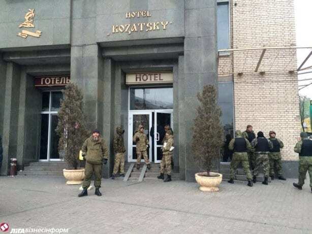 Люди в камуфляже заняли отель "Козацький" на Майдане в Киеве