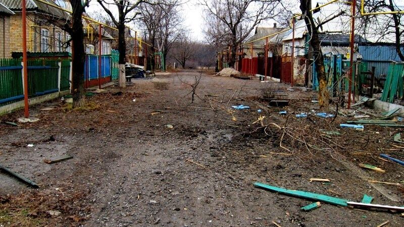 Воронки и выбитые окна: в сети выложили фото после обстрела Донецка