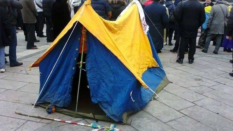 "Даешь Майдан!": в центре Киева снова появились палатки