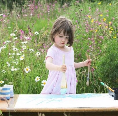 Маленькая девочка-аутист рисует шедевры