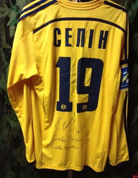 Харьковские болельщики продали ценный подарок футболиста сборной Украины, чтобы помочь воинам АТО