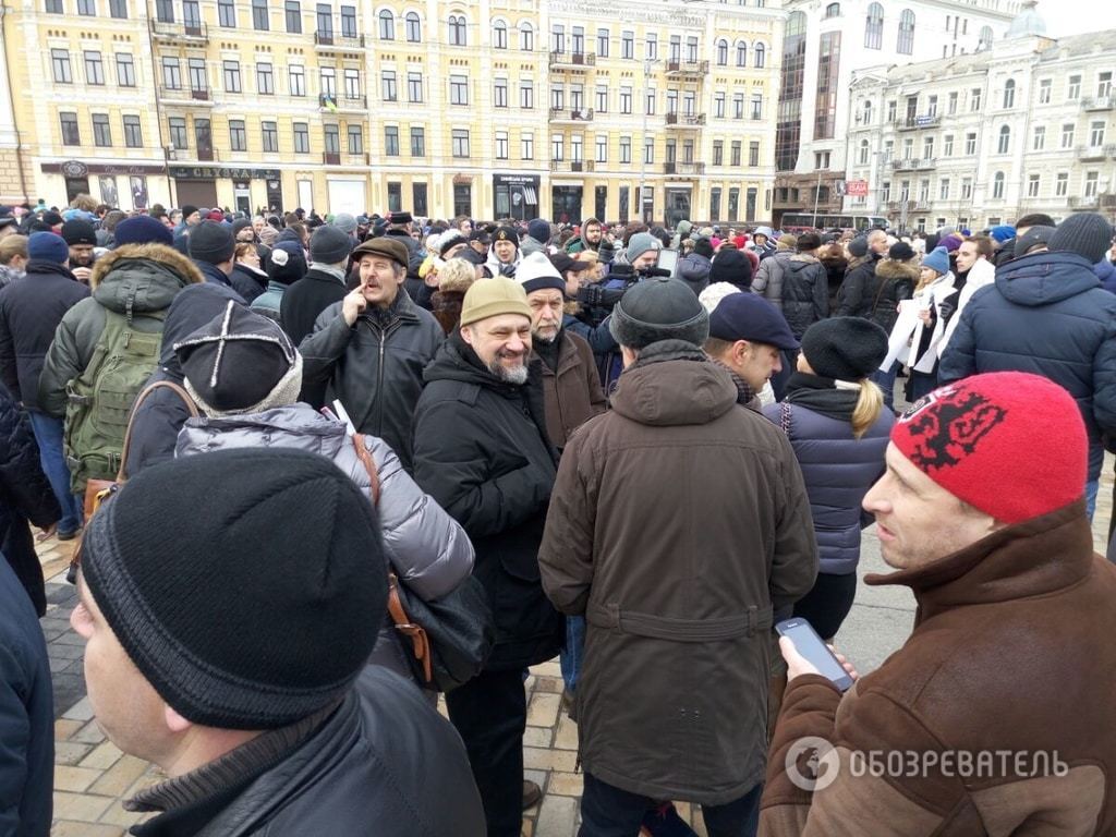 В Киеве сотни людей вышли на акцию в поддержку полиции: фоторепортаж 