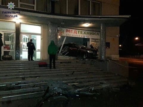 В Одессе пьяный водитель на Mercedes влетел в витрину магазина: фотофакт