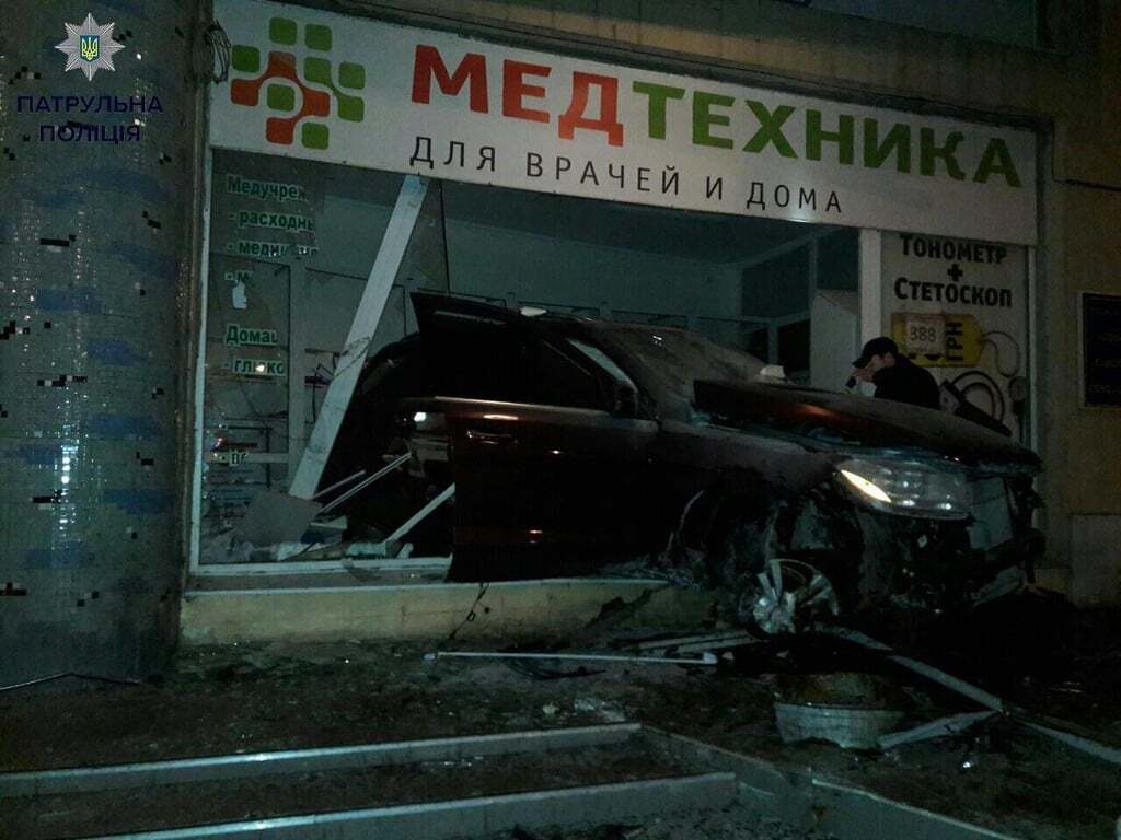 В Одессе пьяный водитель на Mercedes влетел в витрину магазина: фотофакт