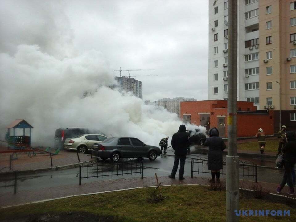 У Києві вранці згорів автомобіль