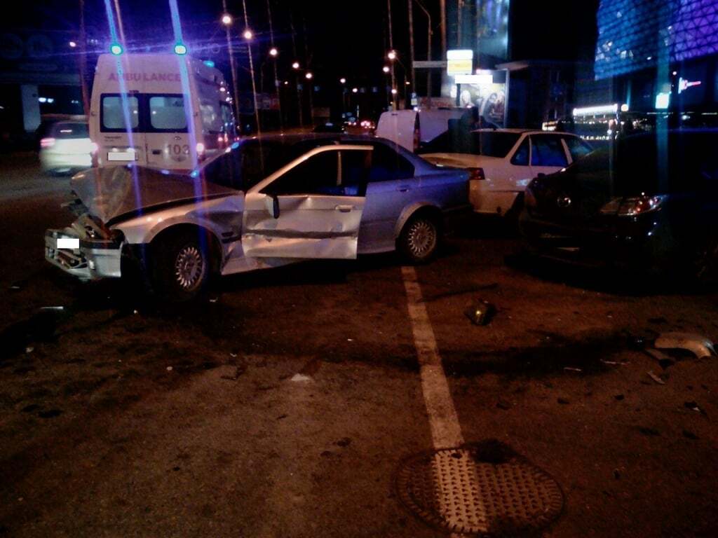 В Киеве пьяный водитель BMW разбил припаркованные автомобили