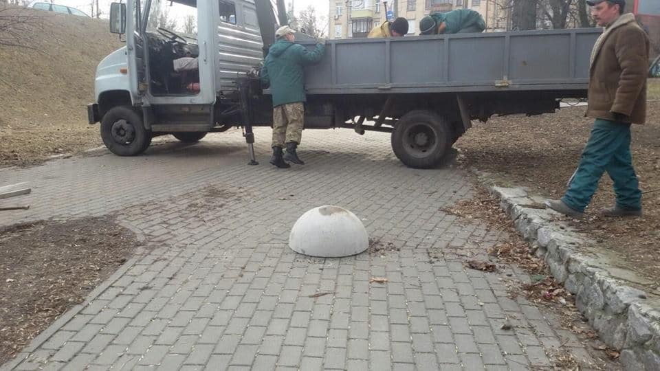 Стоп, автохам: у Києві перекрили в'їзд у Куренівський парк