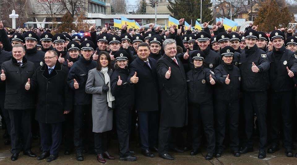 Порошенко показав, як стартувала нова поліція у Вінниці: опубліковані фото і відео