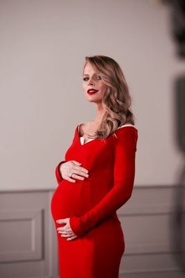 Беременная Ольга Фреймут в красном платье показала животик: новые фото инспектора