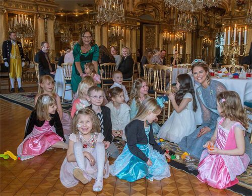 Принцесса Мадлен устроила детское чаепитие во дворце: фото королевских посиделок