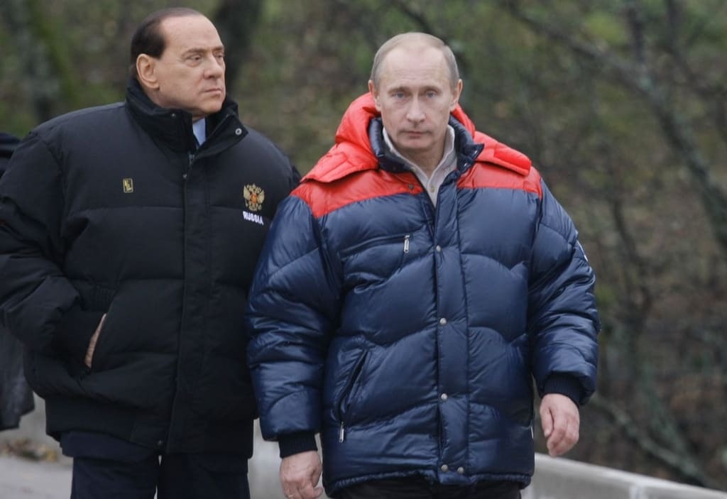 Яркий Медведев и Путин в мехах: собраны фото политиков России в странных нарядах