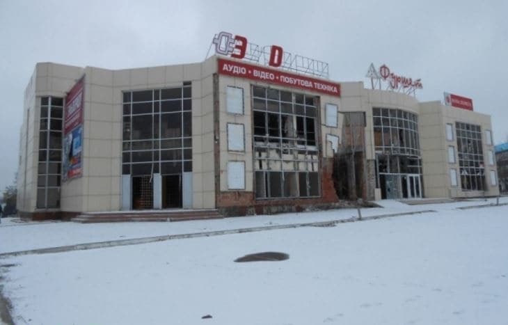 "Вымершие" улицы и заброшенные магазины: в сети появились фото оккупированного Луганска