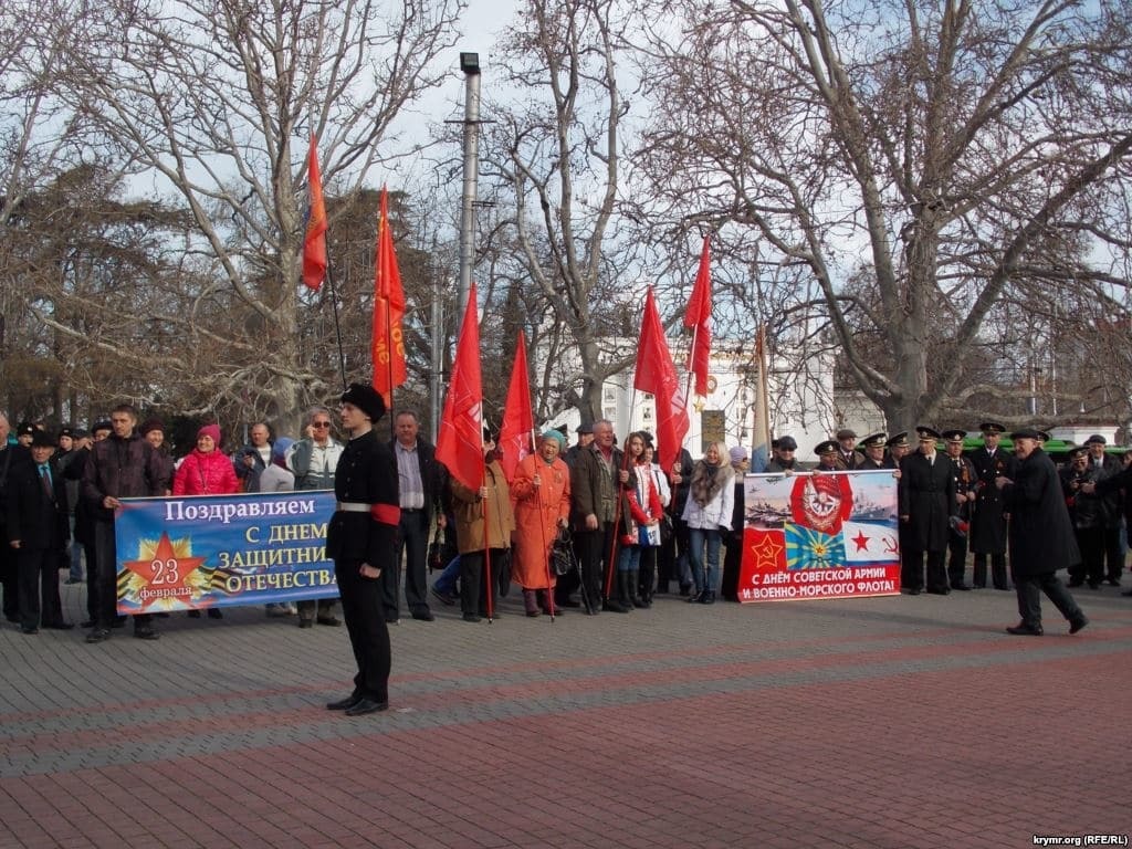 23 лютого в Криму молилися і вчили дітей збирати автомати - ЗМІ