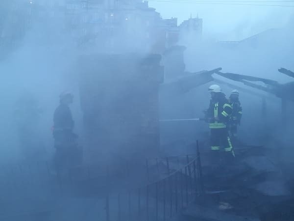 В центре Киева ночью горел отселенный дом