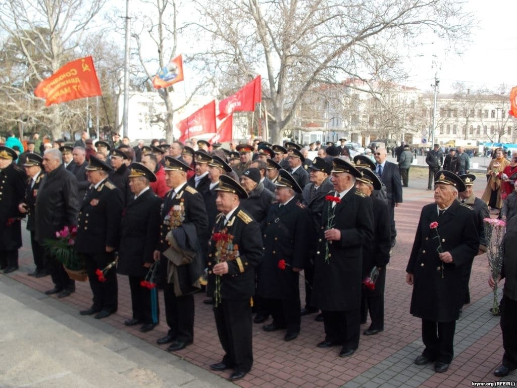 23 лютого в Криму молилися і вчили дітей збирати автомати - ЗМІ