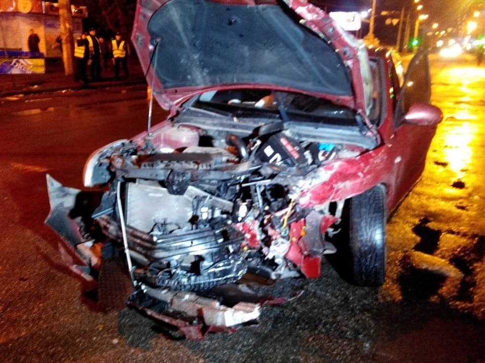 Лобовое ДТП в Киеве: автомобиль отбросило на киоски