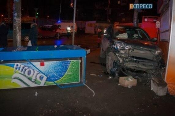 Лобова ДТП в Києві: автомобіль відкинуло на кіоски