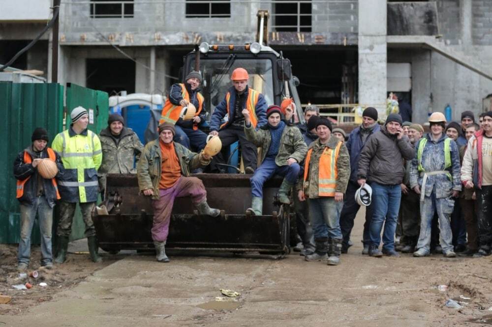 Работать стало невыносимо: в Киеве строители вышли на протест из-за "титушек"