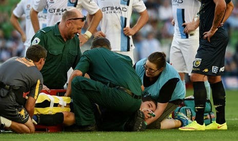 Перелом, разрыв, трещина. Известный футболист получил жуткие травмы на ровном месте: видео происшествия