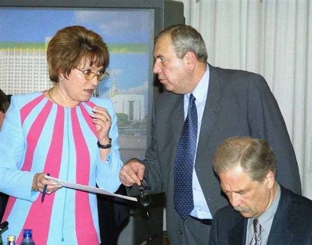 Яркий Медведев и Путин в мехах: собраны фото политиков России в странных нарядах