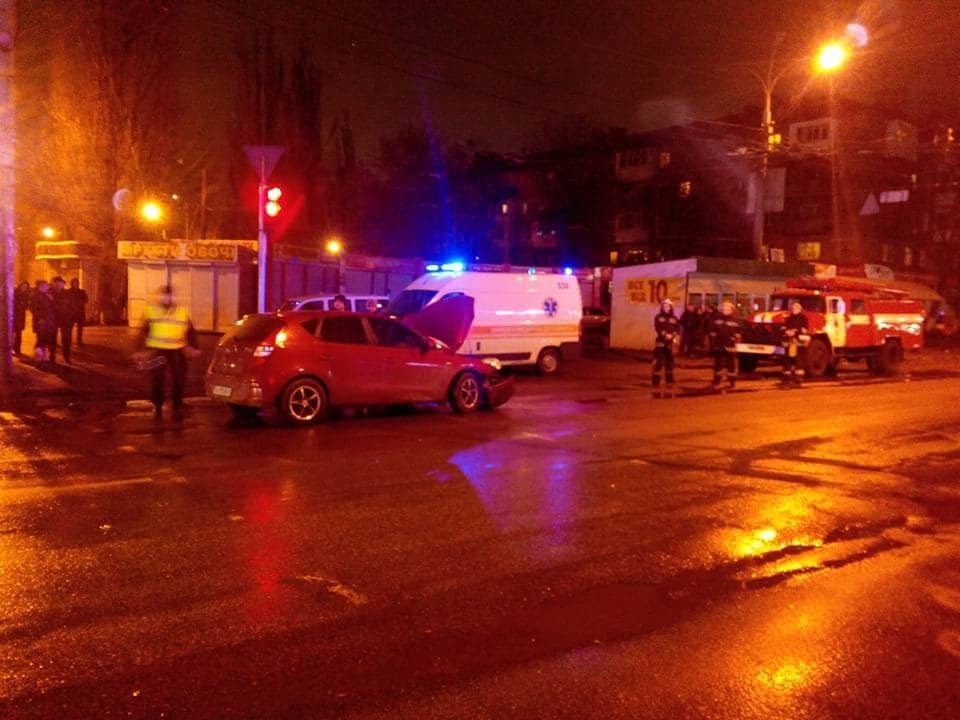 Лобовое ДТП в Киеве: автомобиль отбросило на киоски