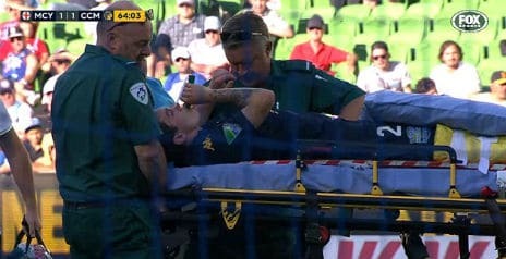 Перелом, розрив, тріщина. Відомий футболіст отримав страшні травми на рівному місці: відео події