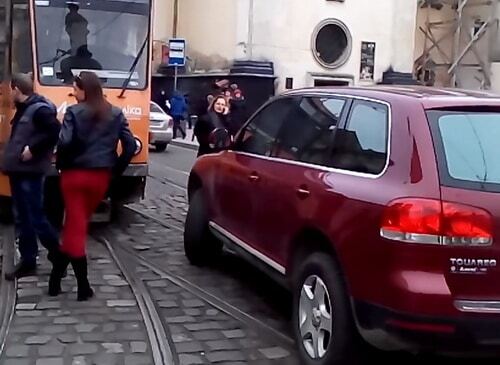 У Львові водій трамвая побилася з дівчиною, яка припаркувала джип на рейках