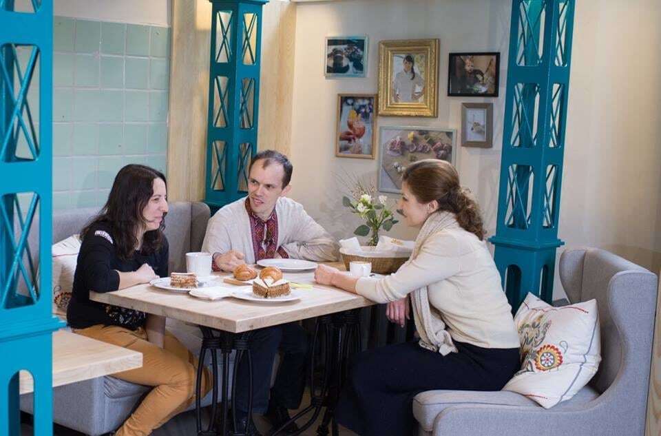 Дружина Порошенка сходила на каву з хворим на ДЦП, якого вигнали з львівського ресторану: опубліковані фото