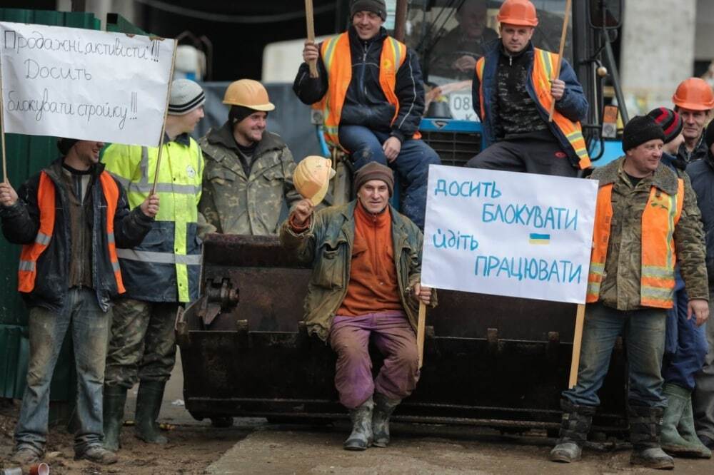 Работать стало невыносимо: в Киеве строители вышли на протест из-за "титушек"