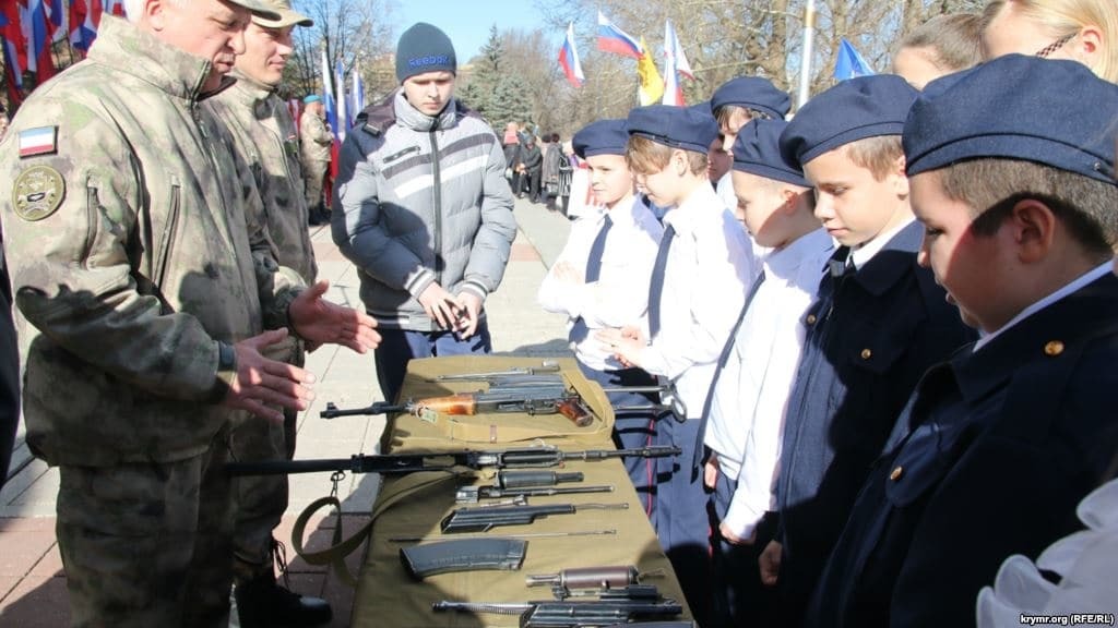 23 лютого в Криму молилися і вчили дітей збирати автомати - ЗМІ