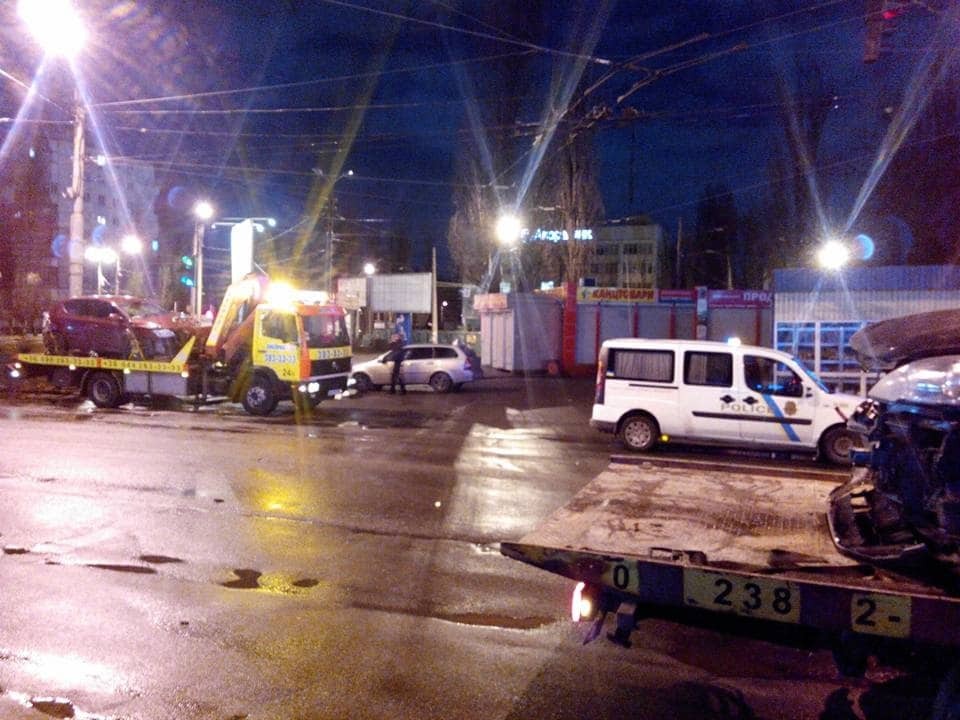 Лобова ДТП в Києві: автомобіль відкинуло на кіоски