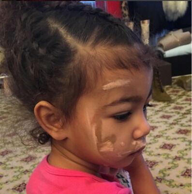 Детские шалости: дочь Ким Кардашьян экспериментирует с косметикой
